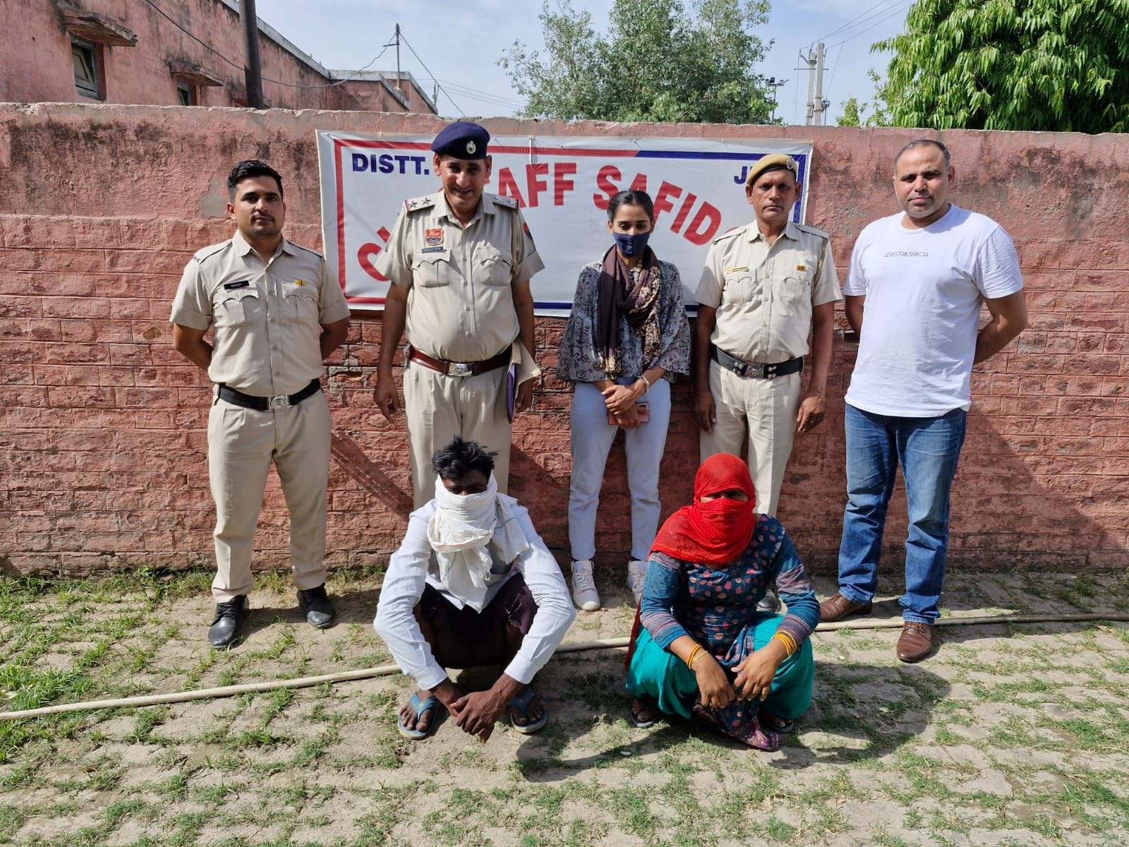 08जेएनडी17: पुलिस गिरफ्त में चरस के साथ पकड़े गए आरोपी। स्रोत पुलिस प्रशासन