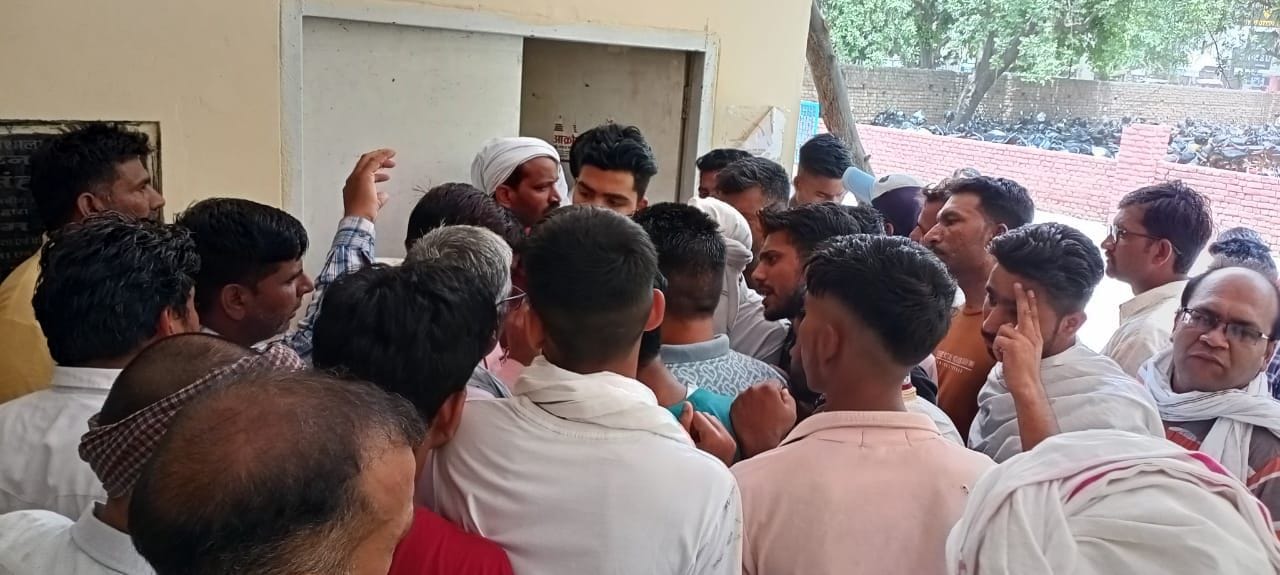 08जेएनडी20: हजारों की संख्या में आए हैप्पी कार्डो के डिब्बों से कार्ड ढुंढते हुए। संवाद 08जेएनडी20: हजारों की संख्या में आए हैप्पी कार्डो के डिब्बों से कार्ड ढुंढते हुए। संवाद