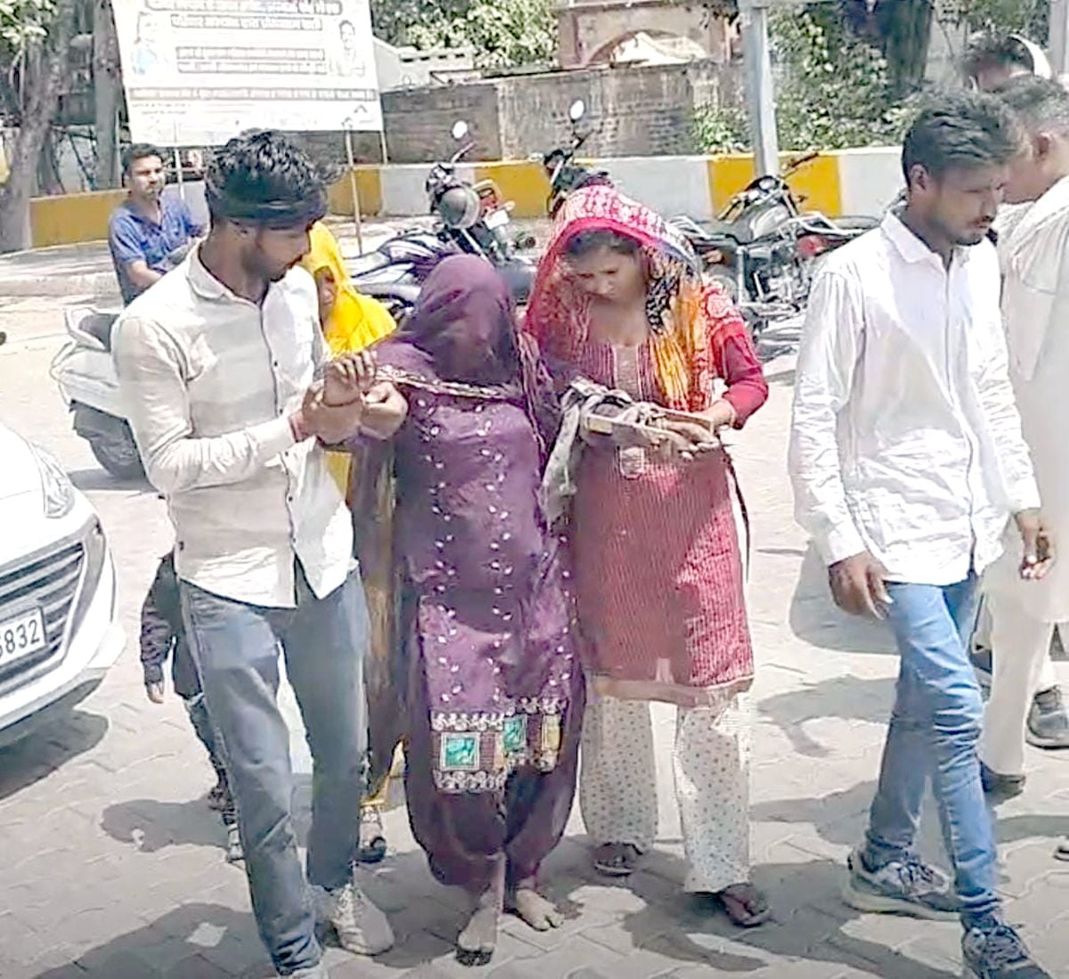 08जेएनडी24: नागरिक अस्पताल में घायल महिला को लाते हुए परिजन। संवाद