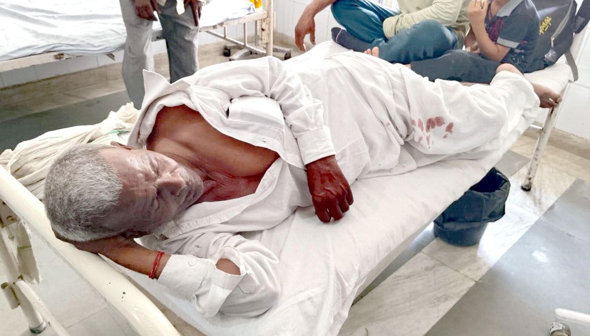 08जेएनडी24: नागरिक अस्पताल में घायल महिला को लाते हुए परिजन। संवाद