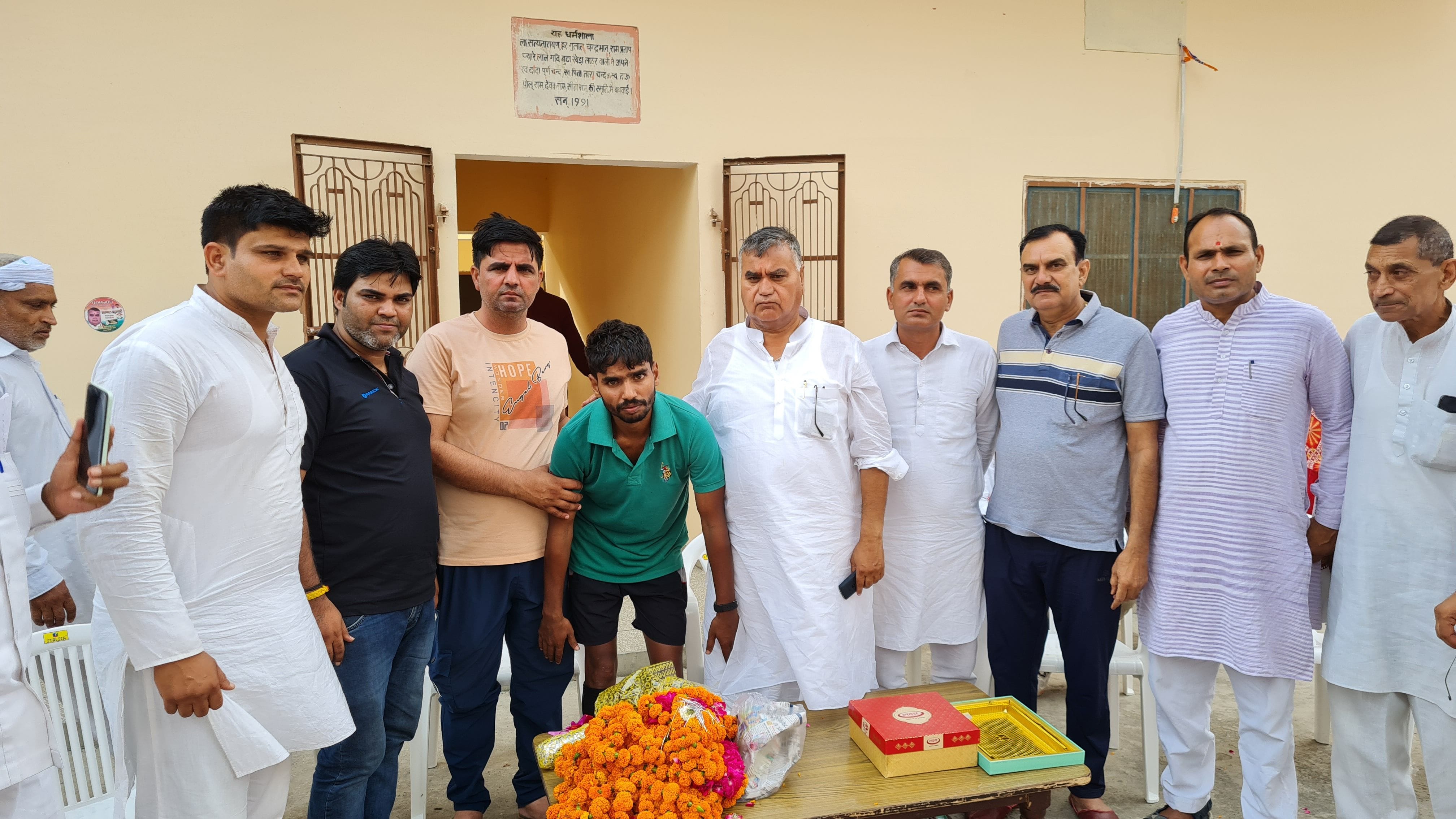 08जेएनडी32: सांसद सतपाल ब्रह्मचारी की जीत की खुशी में 100 किलोमीटर दौडक़र आशीर्वाद लेते हुए रोहि 08जेएनडी32: सांसद सतपाल ब्रह्मचारी की जीत की खुशी में 100 किलोमीटर दौडक़र आशीर्वाद लेते हुए रोहि
