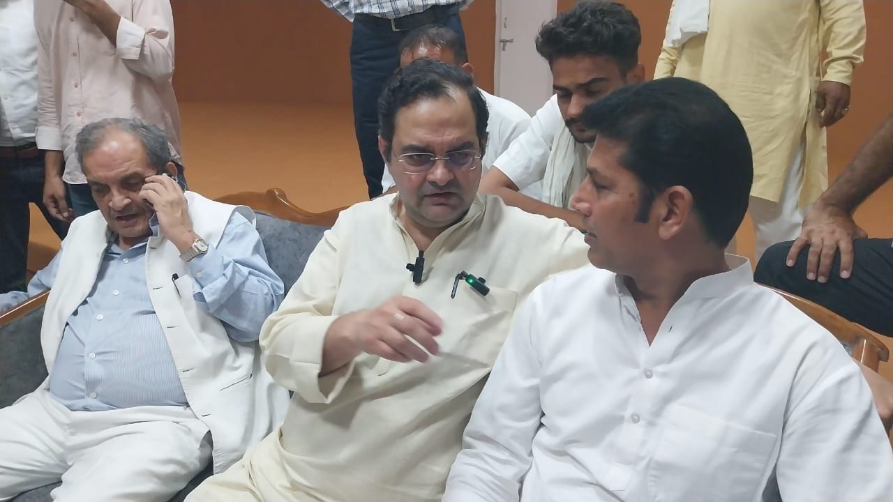 08जेएनडी37 : कार्यकर्ताओं की बैठक में मौजूद पूर्व केंद्रीय मंत्री बीरेंद्र सिंह पूर्व सांसद बृज 08जेएनडी37 : कार्यकर्ताओं की बैठक में मौजूद पूर्व केंद्रीय मंत्री बीरेंद्र सिंह पूर्व सांसद बृज