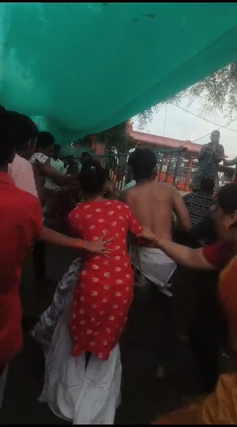 काल भैरव मंदिर में धक्का लगने की बात पर श्रद्धालुओं में ऐसा विवाद हुआ कि कपड़े तक फाड़ दिए