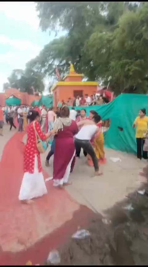 काल भैरव मंदिर में धक्का लगने की बात पर श्रद्धालुओं में ऐसा विवाद हुआ कि कपड़े तक फाड़ दिए