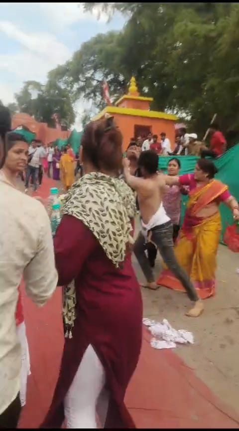 काल भैरव मंदिर में धक्का लगने की बात पर श्रद्धालुओं में ऐसा विवाद हुआ कि कपड़े तक फाड़ दिए
