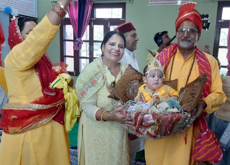 पंडोह में चल रही श्रीमद भागवत कथा के दौरान मस्ती में झूमते श्रद्धालू पंडोह में चल रही श्रीमद भागवत कथा के दौरान मस्ती में झूमते श्रद्धालू