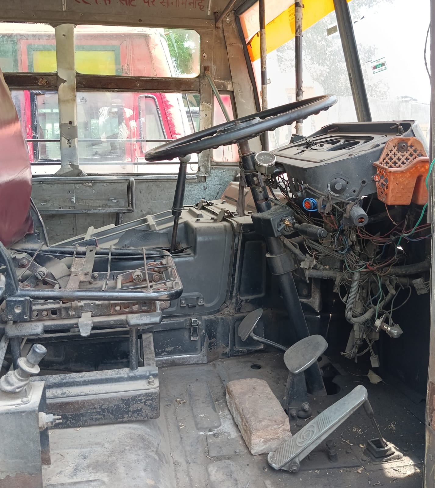 रोडवेज बस का खस्ताहाल गेट । संवाद