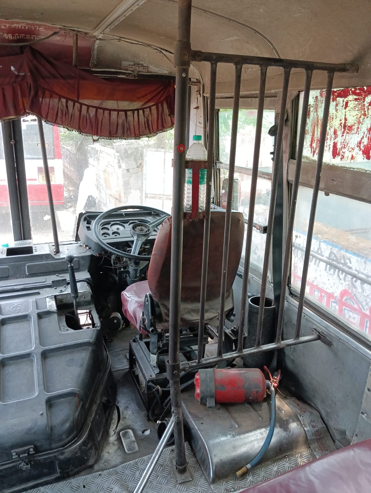 रोडवेज बस का खस्ताहाल गेट । संवाद
