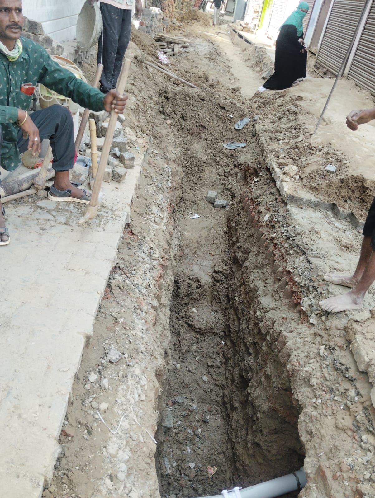 सीवर लाइन के लिए खोदे गए गड्ढे में गिकर चोटिल हुए हॉकर दिनेश श्रीवास्तव।
