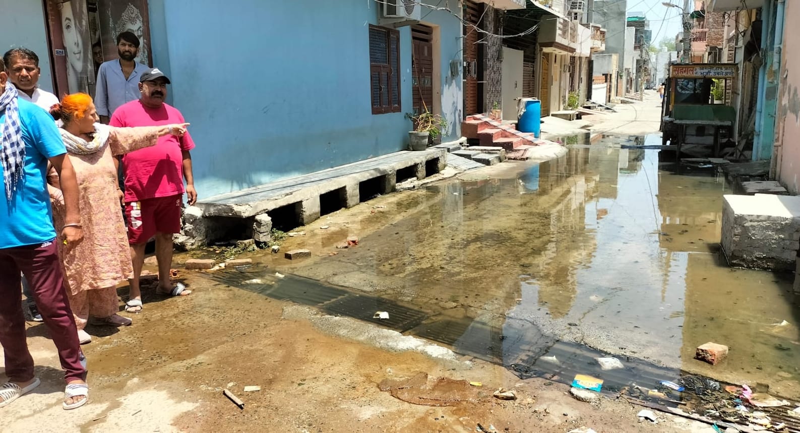 09सीटीके13...महावीर कॉलोनी में लोगाें से बातचीत करते नवीन जयहिंद । संवाद 09सीटीके13...महावीर कॉलोनी में लोगाें से बातचीत करते नवीन जयहिंद । संवाद