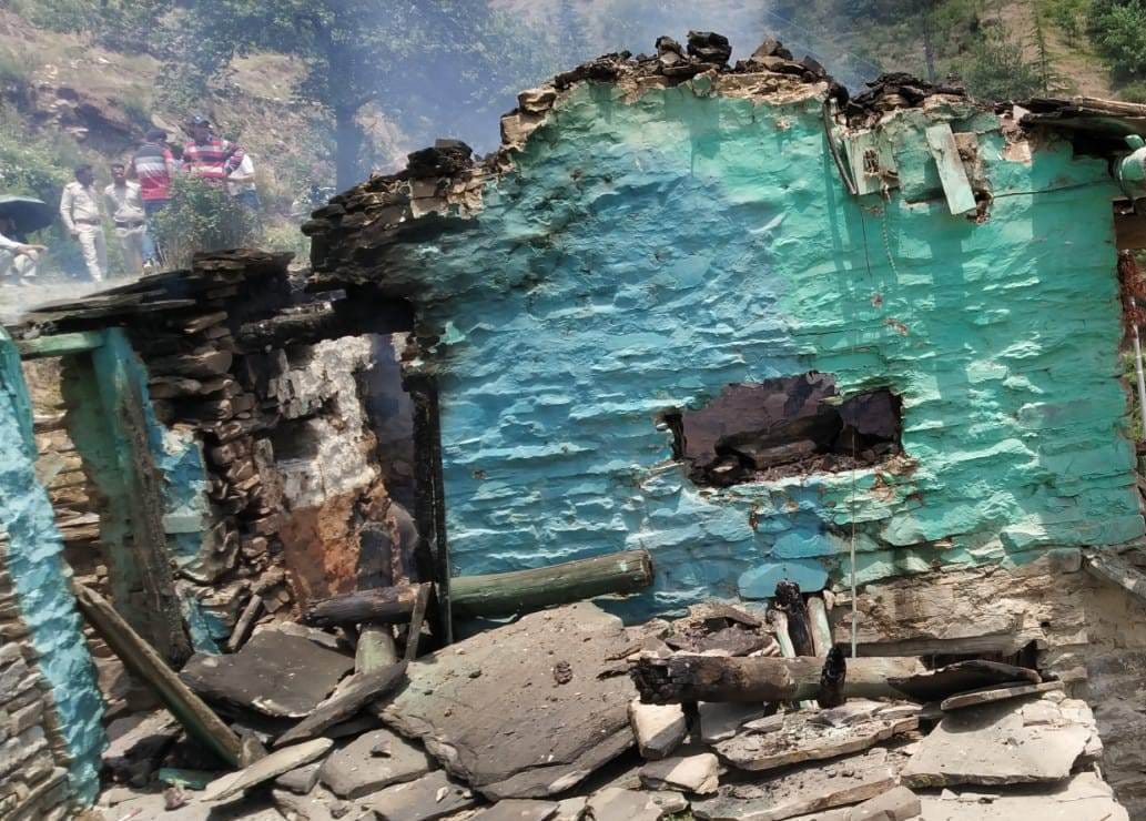 चौपाल के ननहार व झींना में में आग से क्षतिग्रस्त घर चौपाल के ननहार व झींना में में आग से क्षतिग्रस्त घर