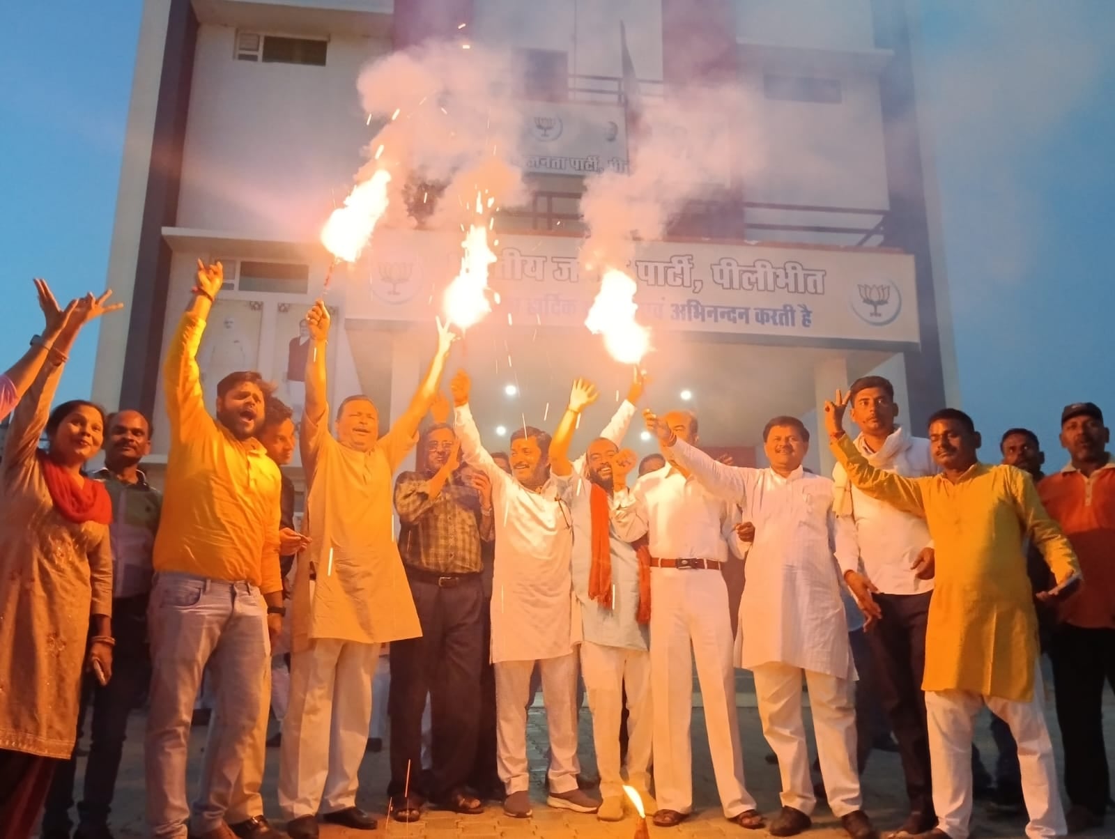 जिला भाजपा कार्यालय पर एक दूसरे को मिठाई खिलाते भाजपाई । संवाद जिला भाजपा कार्यालय पर एक दूसरे को मिठाई खिलाते भाजपाई । संवाद