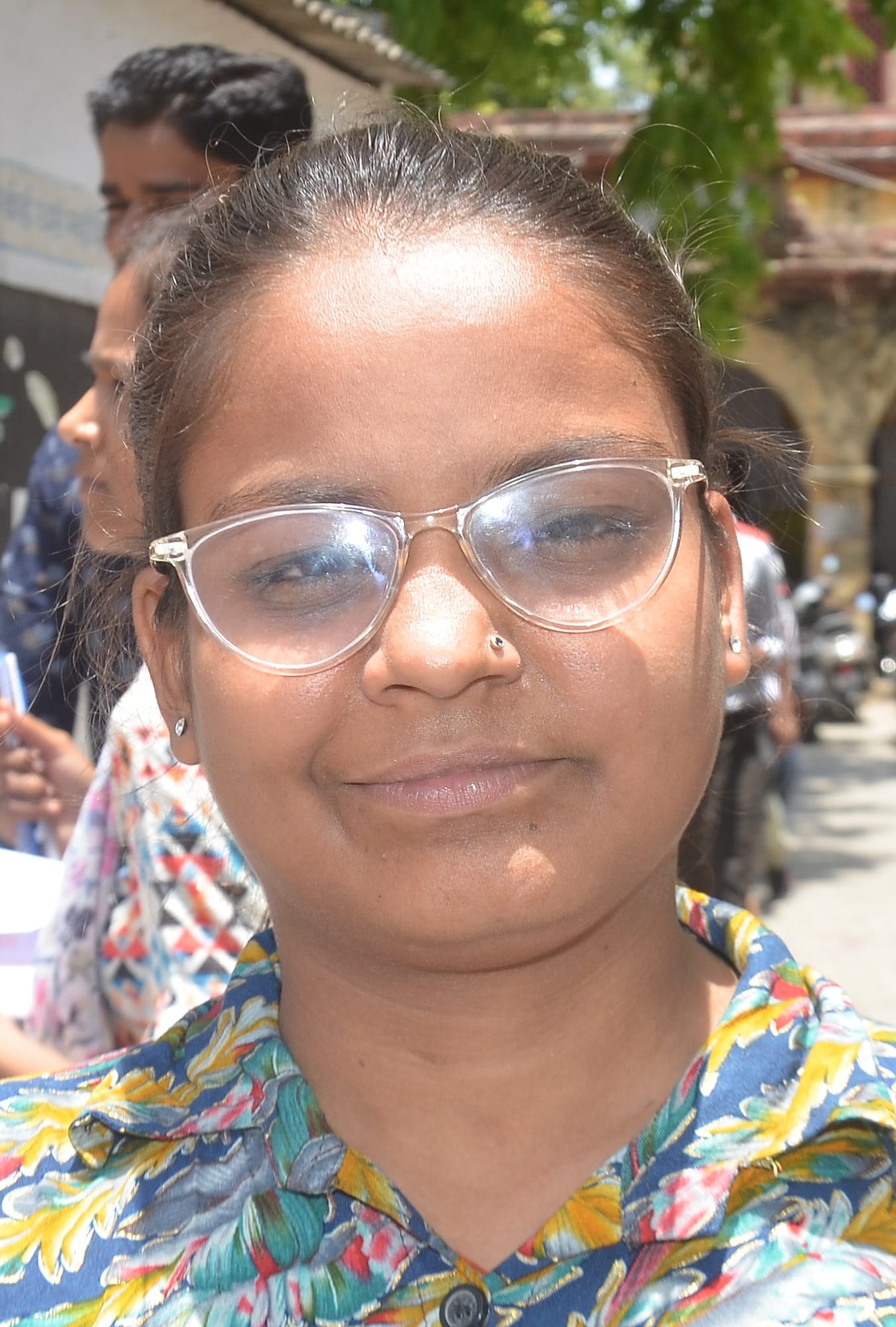 राजकीय कन्या इंटर कॉलेज से बीएड की परीक्षा देकर निकलते परीक्षार्थी। संवाद