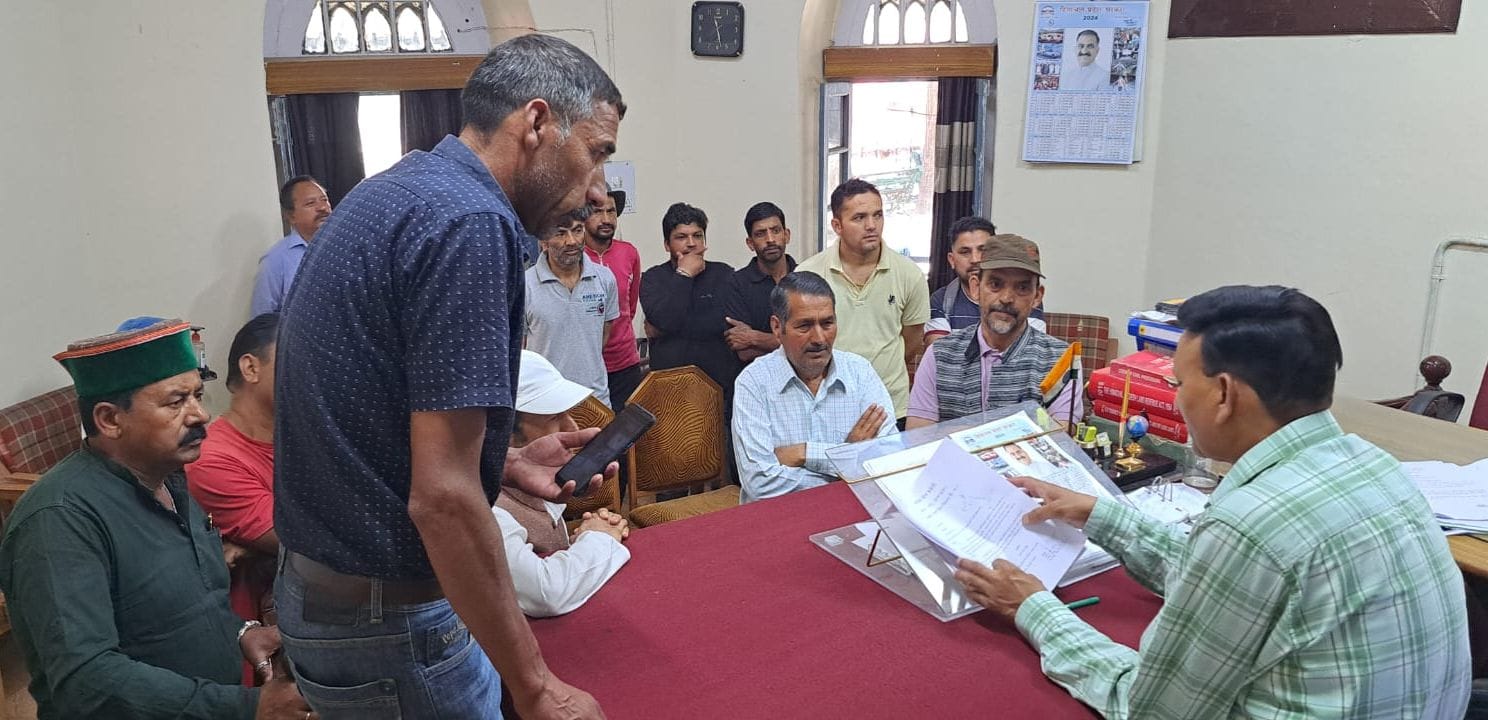 रामपुर के ऊची गांव में भूमि धंसाव की चपेट में आया देवता लक्ष्मीनारायण का मंदिर। संवाद