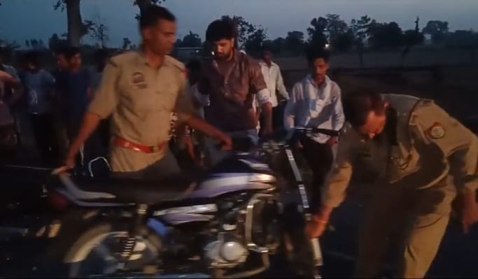 सड़क पर गिरकर गंभीर घायल युवक के सिर में कपड़ा बांधकर खून रोकने की कोशिश करता पुलिस कर्मी सड़क पर गिरकर गंभीर घायल युवक के सिर में कपड़ा बांधकर खून रोकने की कोशिश करता पुलिस कर्मी