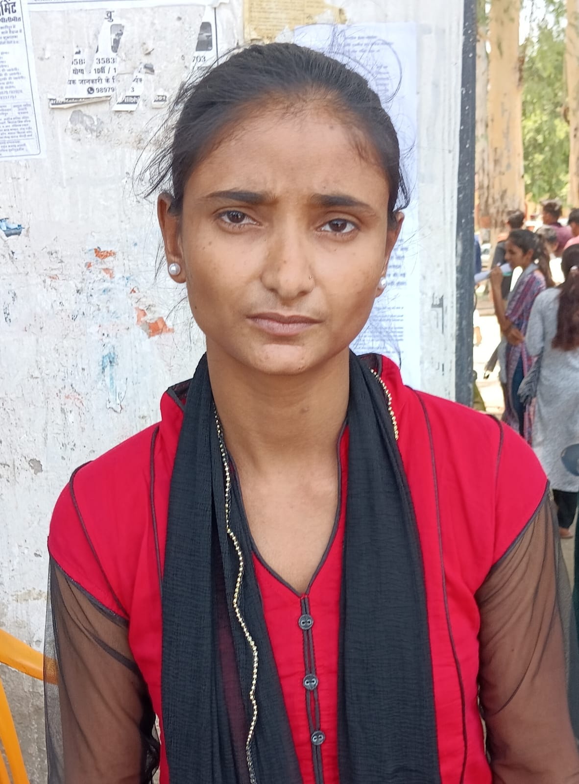 शहर के ड्रंमड राजकीय इंटर कॉलेज परीक्षा केंद्र पर गेट पर चस्पा सूची में कक्ष संख्या देखते परीक्