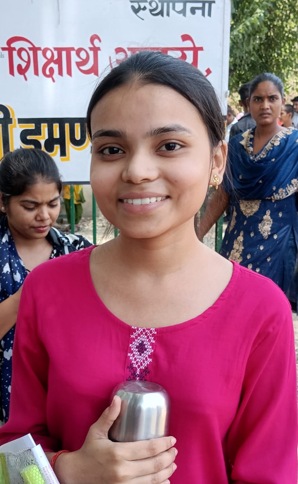 शहर के ड्रंमड राजकीय इंटर कॉलेज परीक्षा केंद्र पर गेट पर चस्पा सूची में कक्ष संख्या देखते परीक्