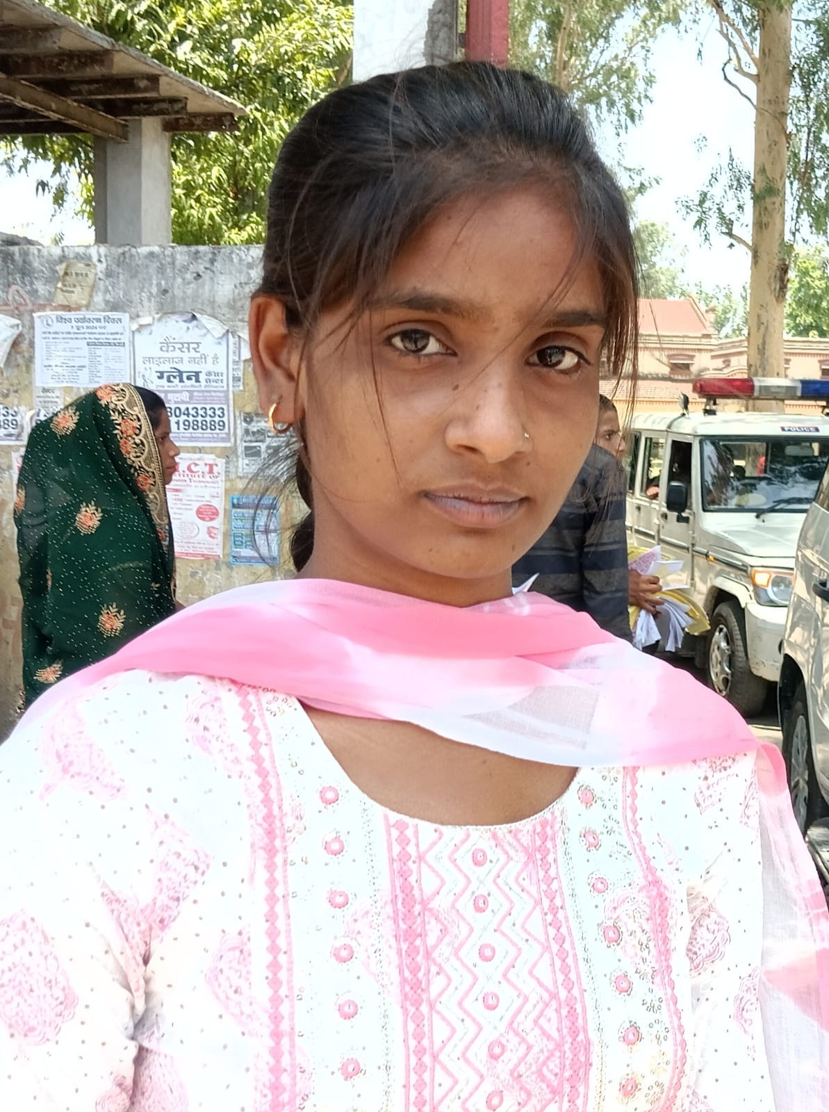 शहर के ड्रंमड राजकीय इंटर कॉलेज परीक्षा केंद्र पर गेट पर चस्पा सूची में कक्ष संख्या देखते परीक्