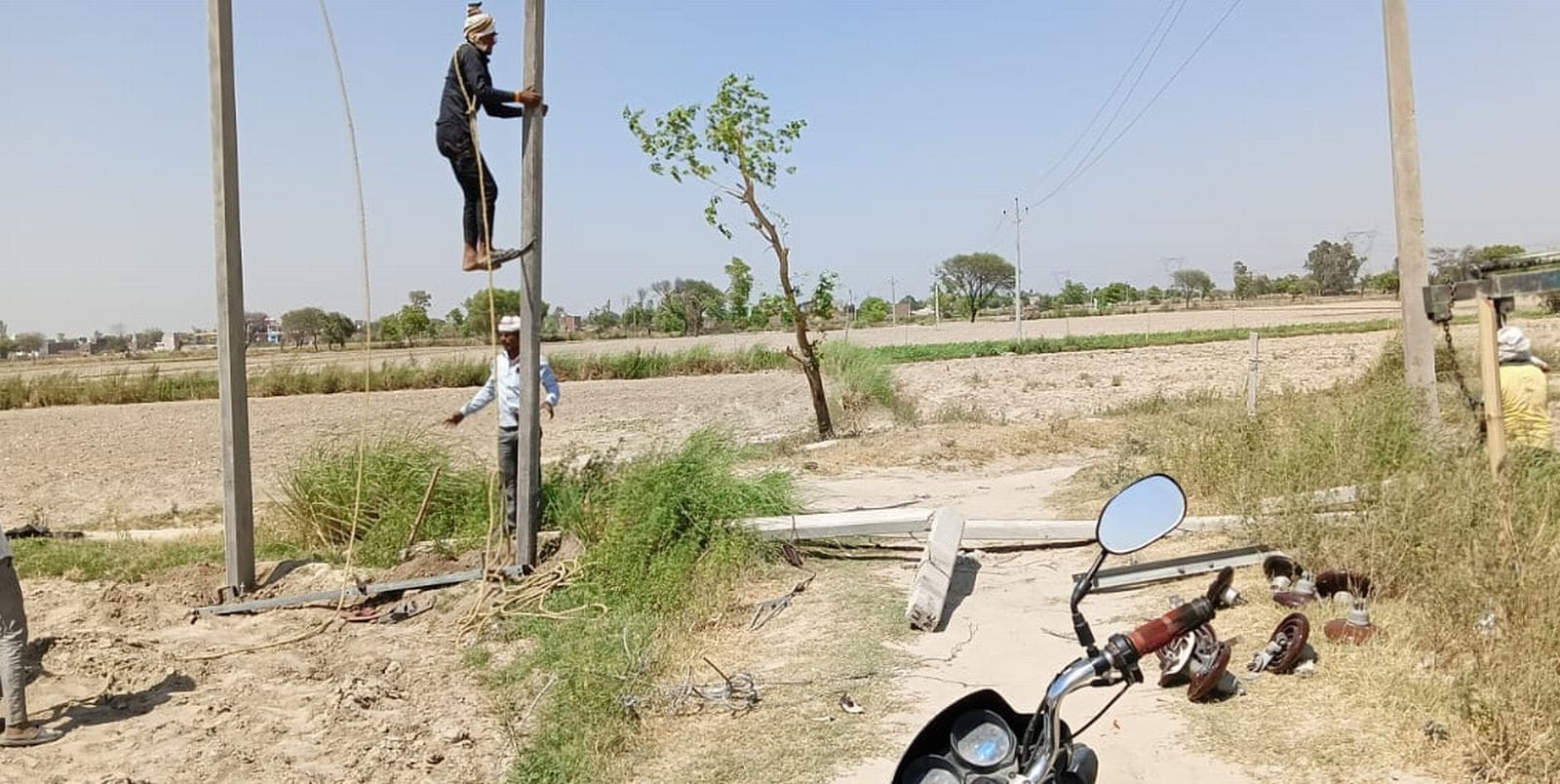 दहगवां फ्रिज में रखा सामान बिजली न होने से लौट रहे ग्राहक। संवाद दहगवां फ्रिज में रखा सामान बिजली न होने से लौट रहे ग्राहक। संवाद