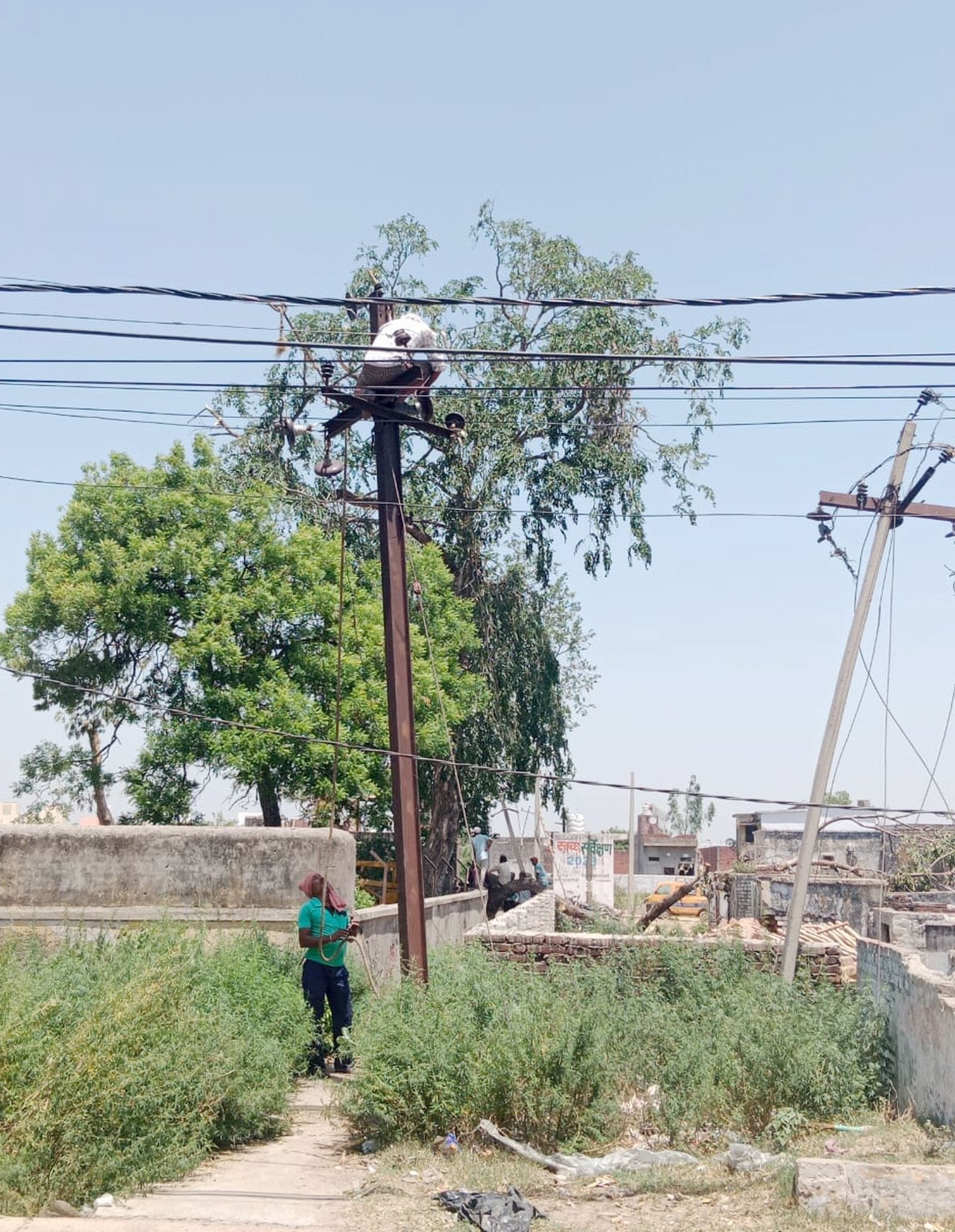 दहगवां फ्रिज में रखा सामान बिजली न होने से लौट रहे ग्राहक। संवाद दहगवां फ्रिज में रखा सामान बिजली न होने से लौट रहे ग्राहक। संवाद