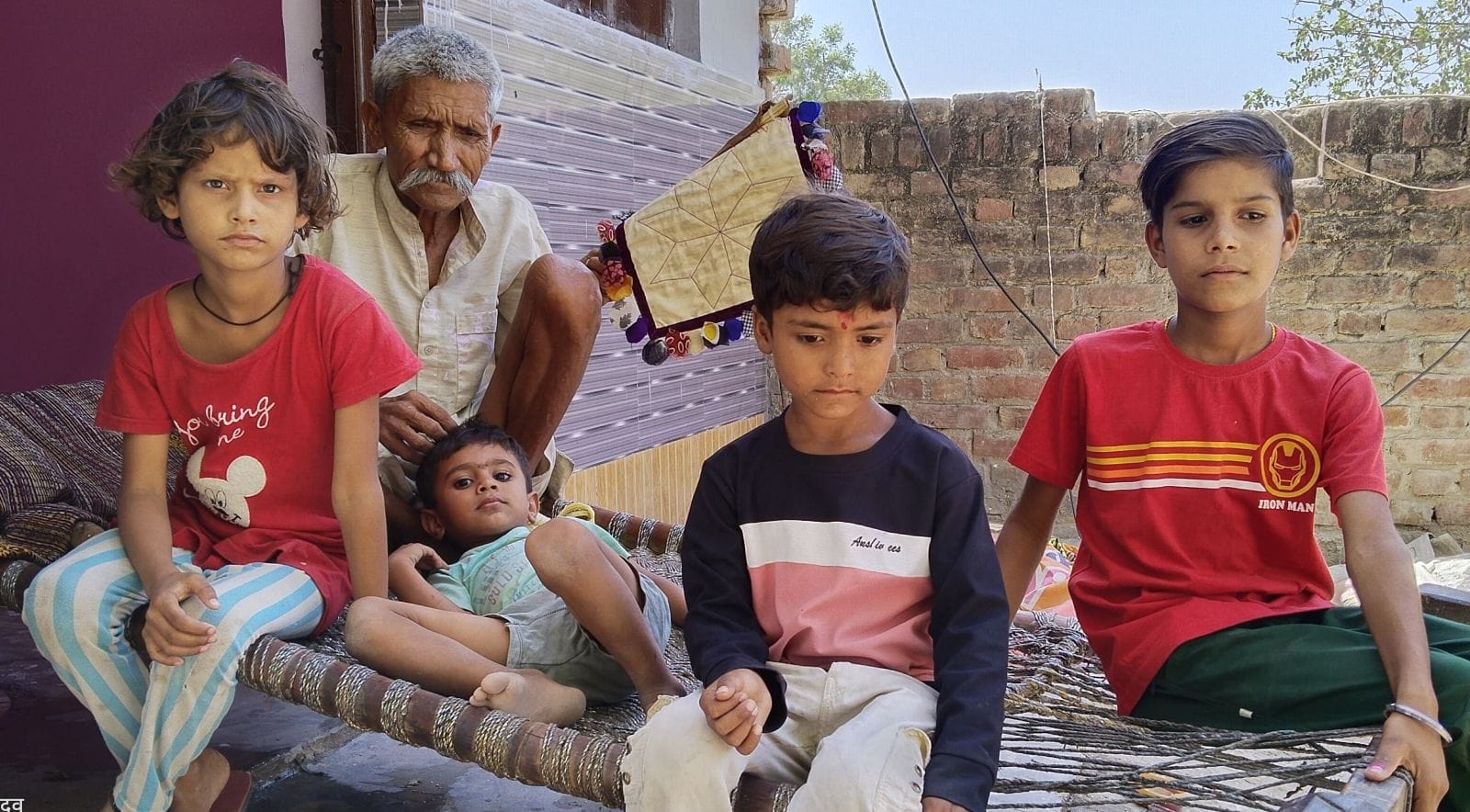 दहगवां फ्रिज में रखा सामान बिजली न होने से लौट रहे ग्राहक। संवाद दहगवां फ्रिज में रखा सामान बिजली न होने से लौट रहे ग्राहक। संवाद