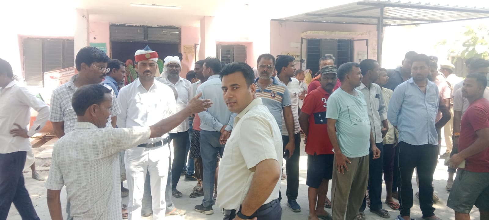 रोले बिलखते परिवार को लोग। संवाद रोले बिलखते परिवार को लोग। संवाद