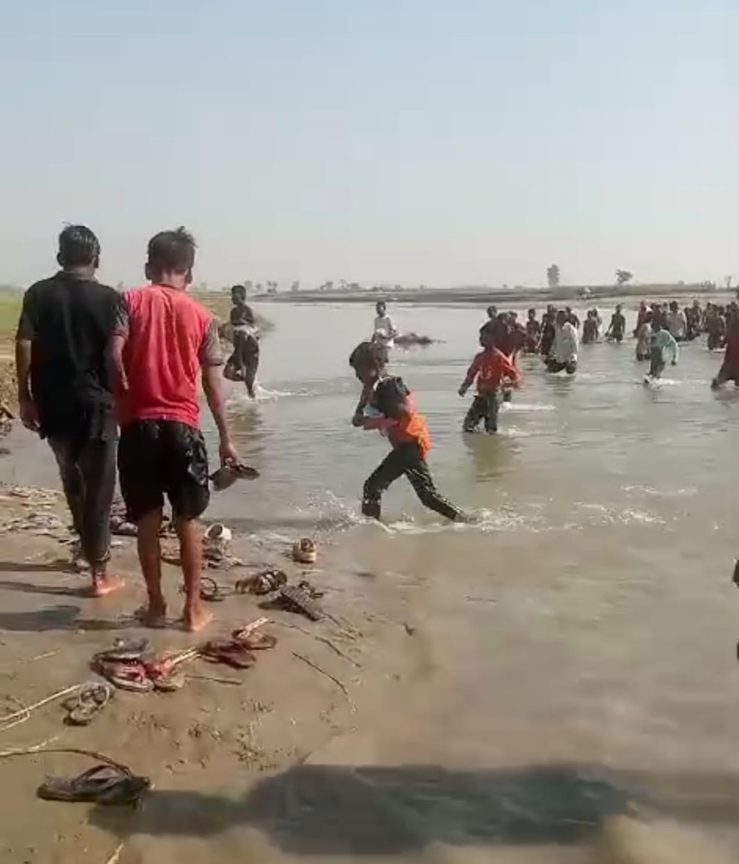 रोले बिलखते परिवार को लोग। संवाद रोले बिलखते परिवार को लोग। संवाद