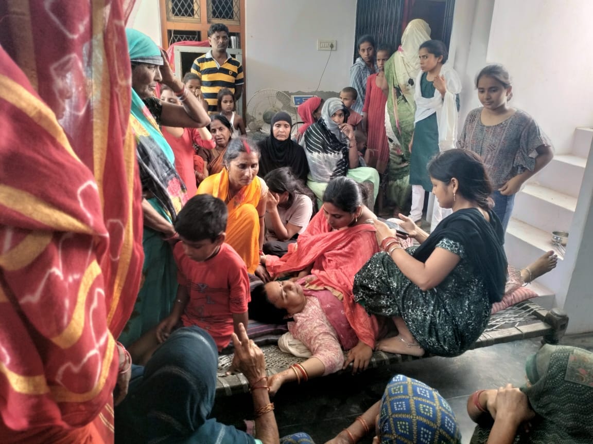 रोले बिलखते परिवार को लोग। संवाद रोले बिलखते परिवार को लोग। संवाद
