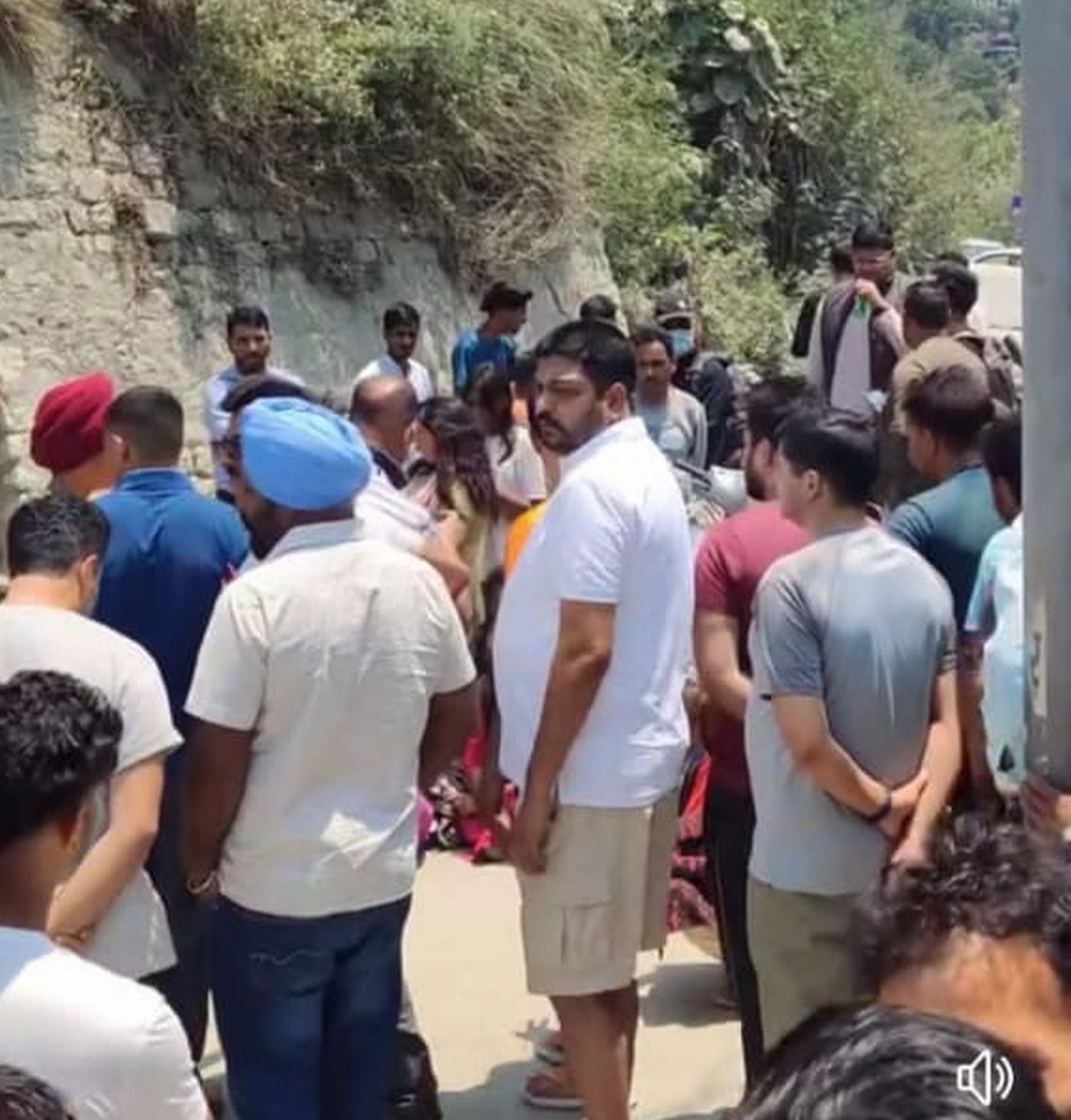 बंजार के शराई के पास हाईवे-305 पर धरने पर बैठी महिलाएं। स्त्रोत महिलाएं। बंजार के शराई के पास हाईवे-305 पर धरने पर बैठी महिलाएं। स्त्रोत महिलाएं।