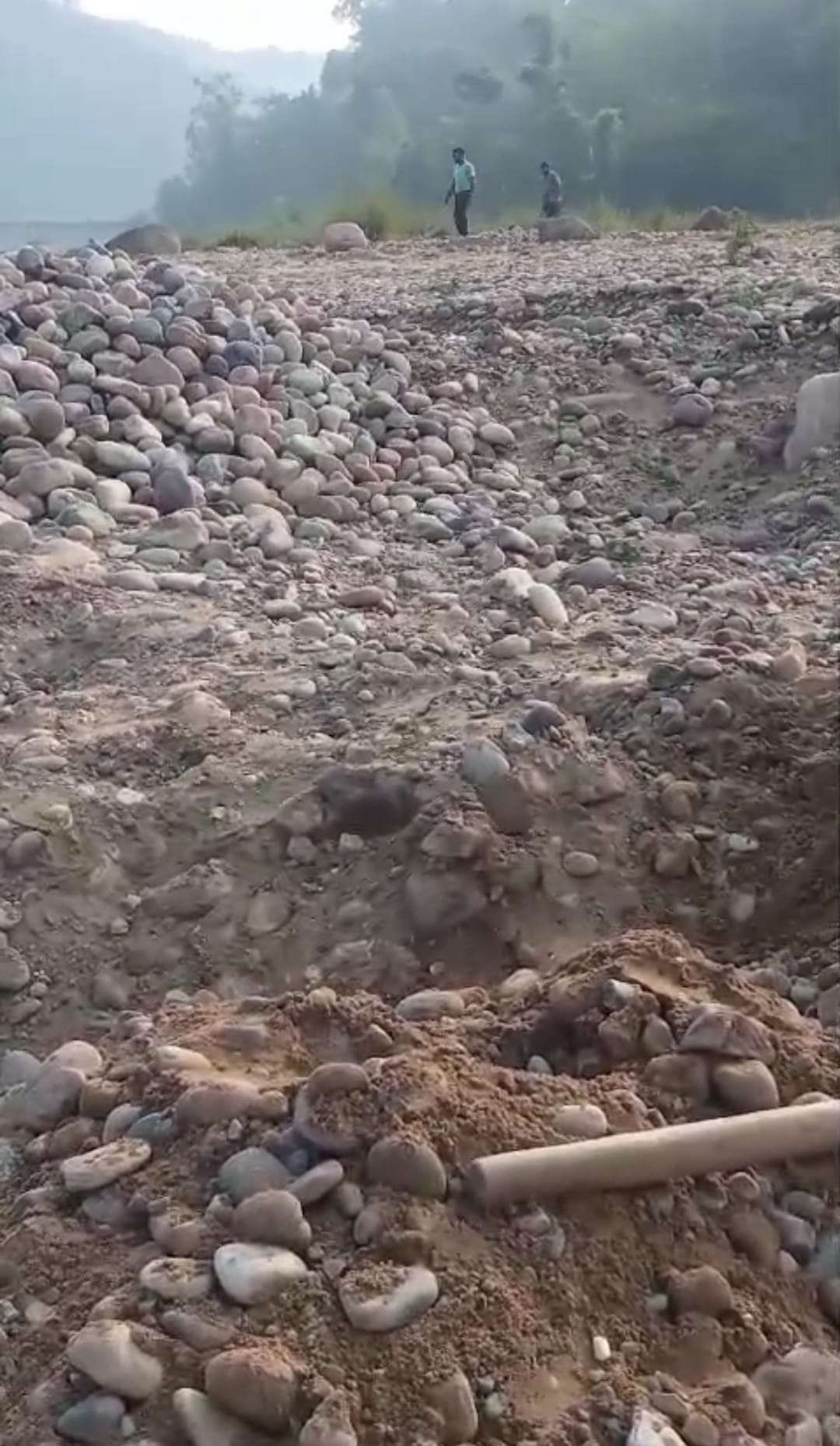 खड्डों में होता अवैध खनन। संवाद खड्डों में होता अवैध खनन। संवाद