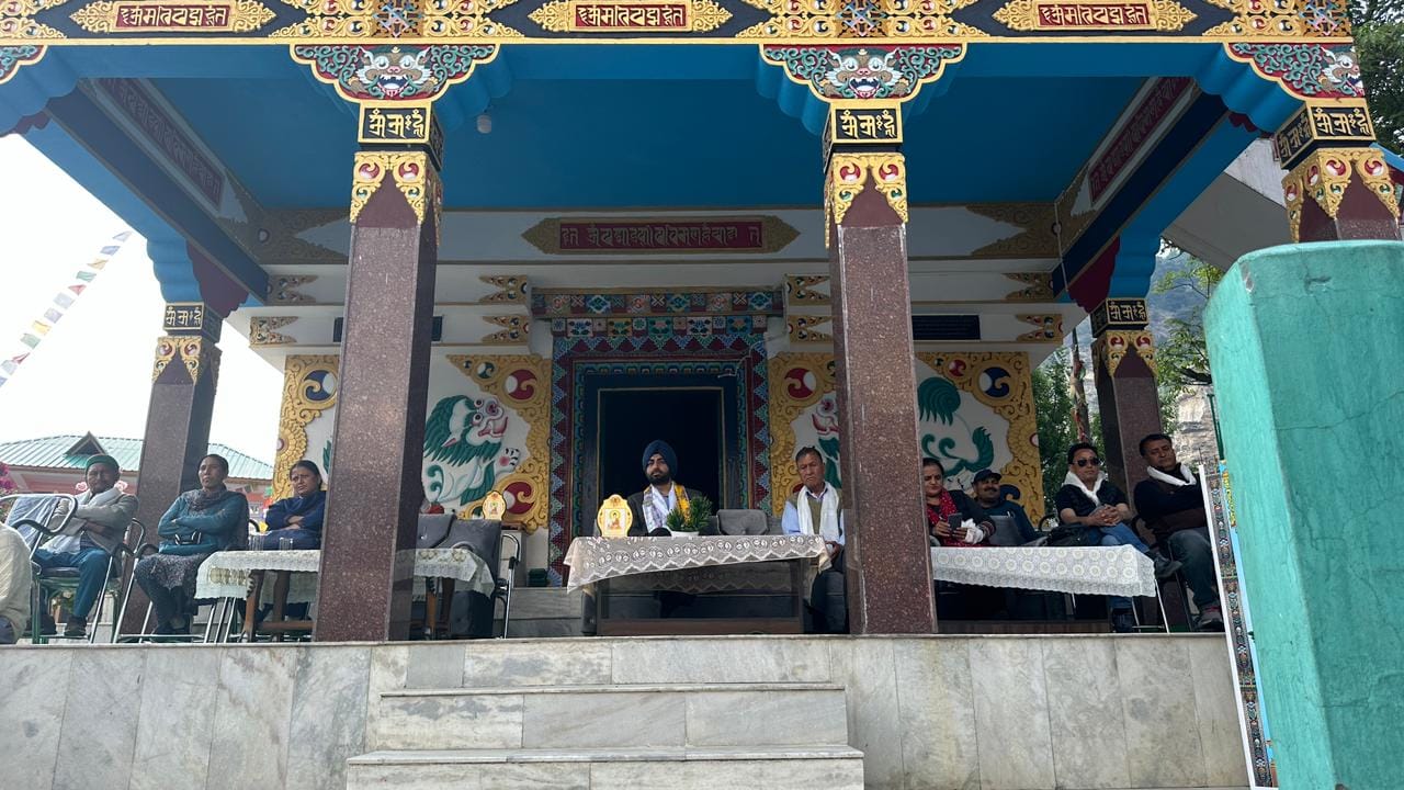 रारंग गांव में आयोजित राज्यस्तरीय गुरू संज्ञास मेला के शुभारंभ पर किन्नौरी नाटी पेश करते स्कूली