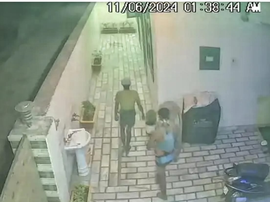 सिटी के नरेश विहार में दीवार फांदकर दाखिल हुए चोर गिरोह के सदस्य बाइक को दरवाजे के आगे लगाते ह सिटी के नरेश विहार में दीवार फांदकर दाखिल हुए चोर गिरोह के सदस्य बाइक को दरवाजे के आगे लगाते ह
