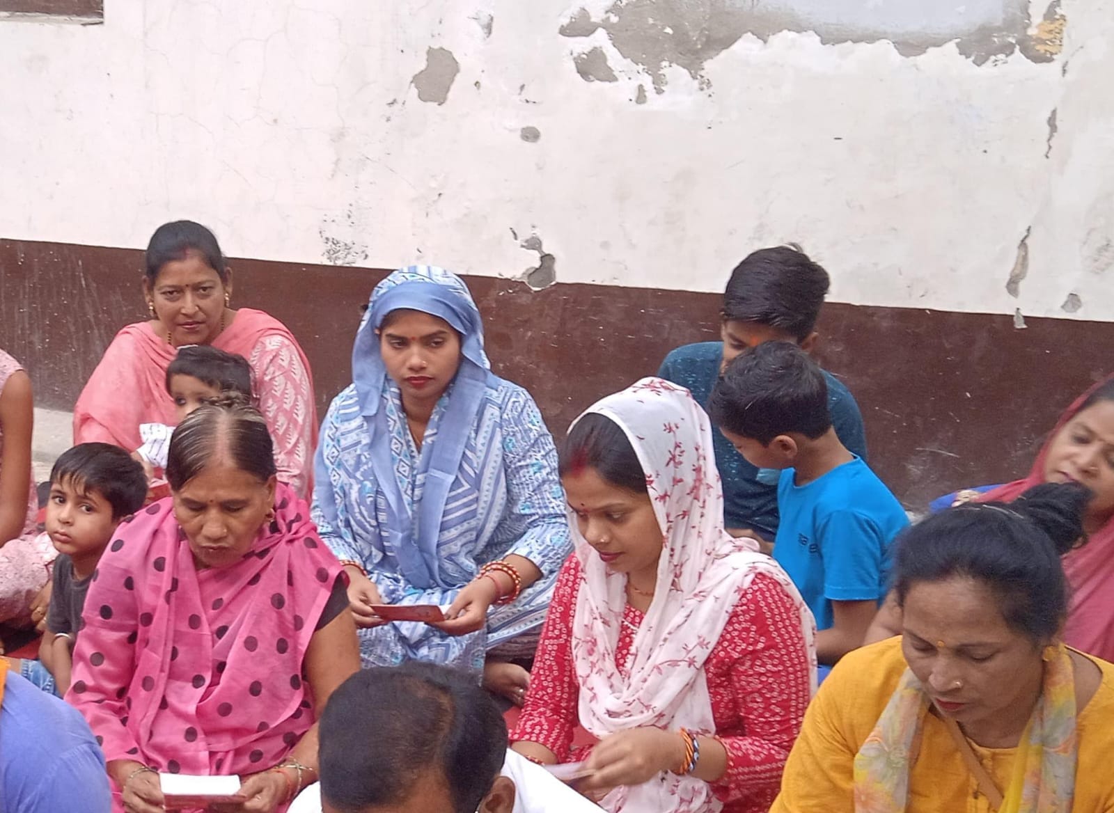 शहर की गांधी स्टेडियम रोड स्थित हनुमान मंदिर पर राहगीरों को किया गया शरबत का वितरण । संवाद