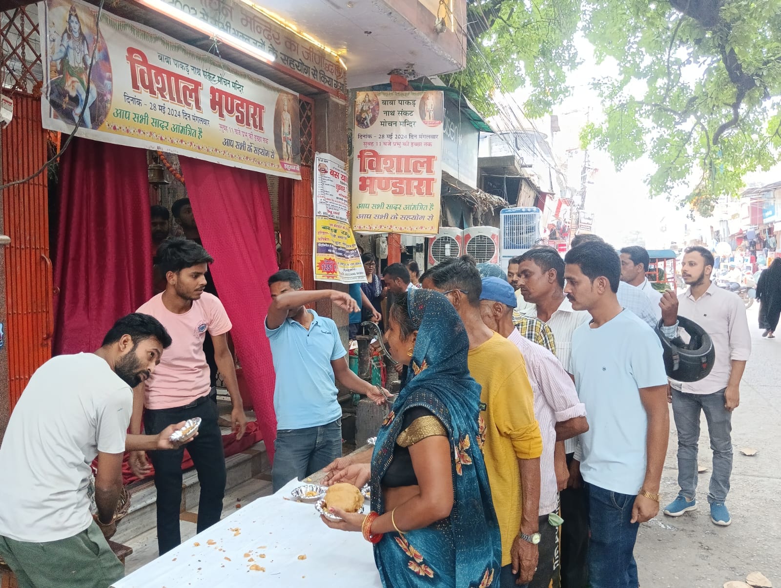 शहर की गांधी स्टेडियम रोड स्थित हनुमान मंदिर पर राहगीरों को किया गया शरबत का वितरण । संवाद