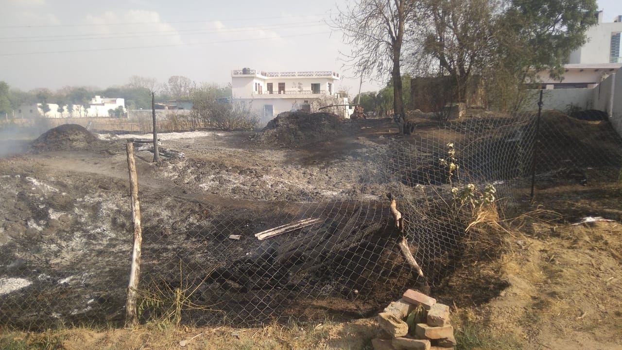 फोटो संख्या:73- बाबा जयराम दास गोशाला खुड़ाना में पशुचारे में लगी आग को बुझाते दमकल विभाग की टी