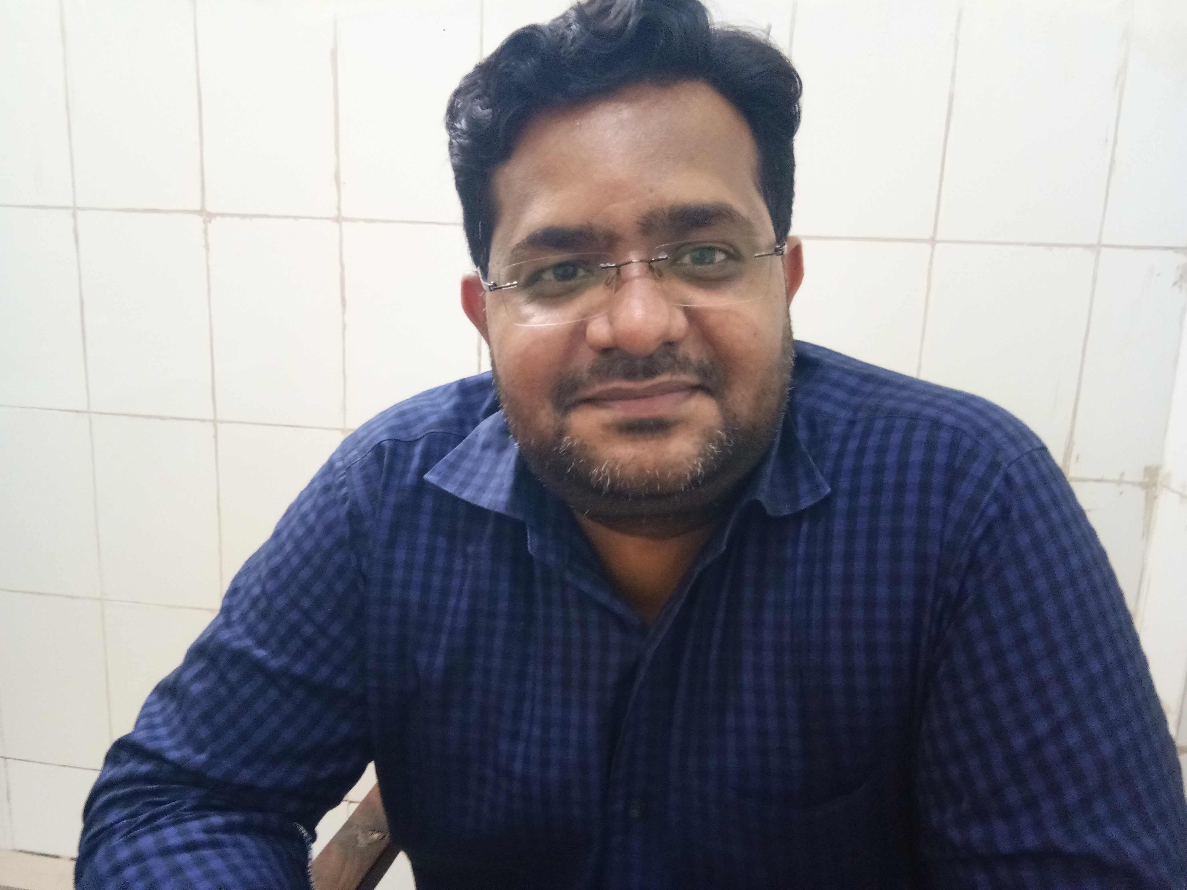 फोटाे संख्या:79- नागरिक अस्पताल महेंद्रगढ़ में ओपीड़ी की पर्ची कटवाते मरीज--स्रोत--संवाद