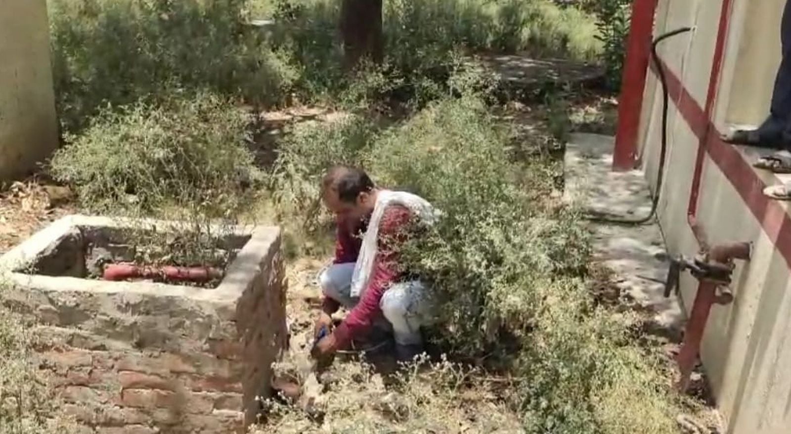 जिला अस्पताल में डॉक्टरों व कर्मचारियों को समझाते फायर स्टेशन प्रभारी। संवाद