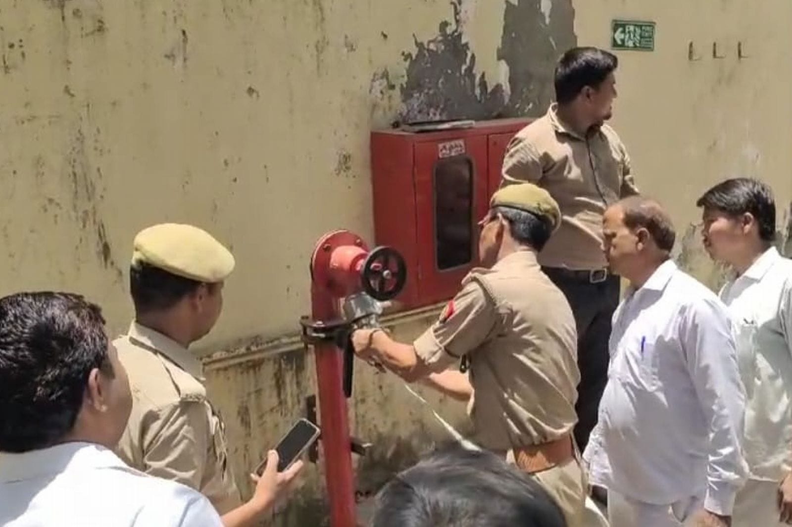 जिला अस्पताल में डॉक्टरों व कर्मचारियों को समझाते फायर स्टेशन प्रभारी। संवाद