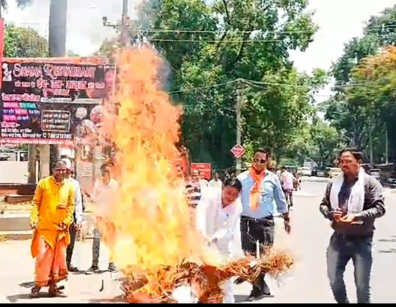 कलेक्ट्रेट में एडीएम को ज्ञापन सौंपते विहिप पदाधिकारी । स्रोत - विहिप