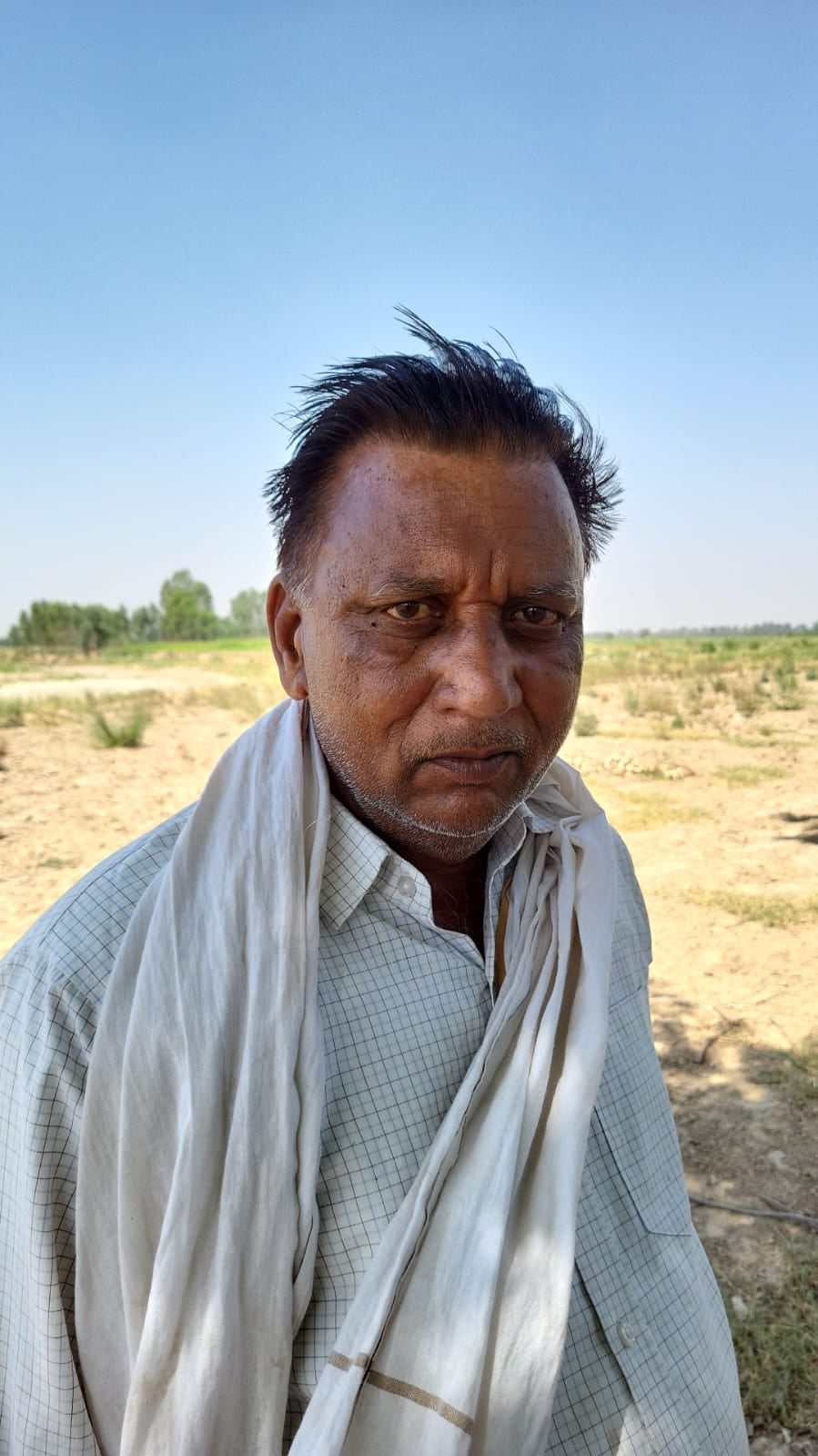 किसान मारकंडा नदी किनारे दिखाते हुए