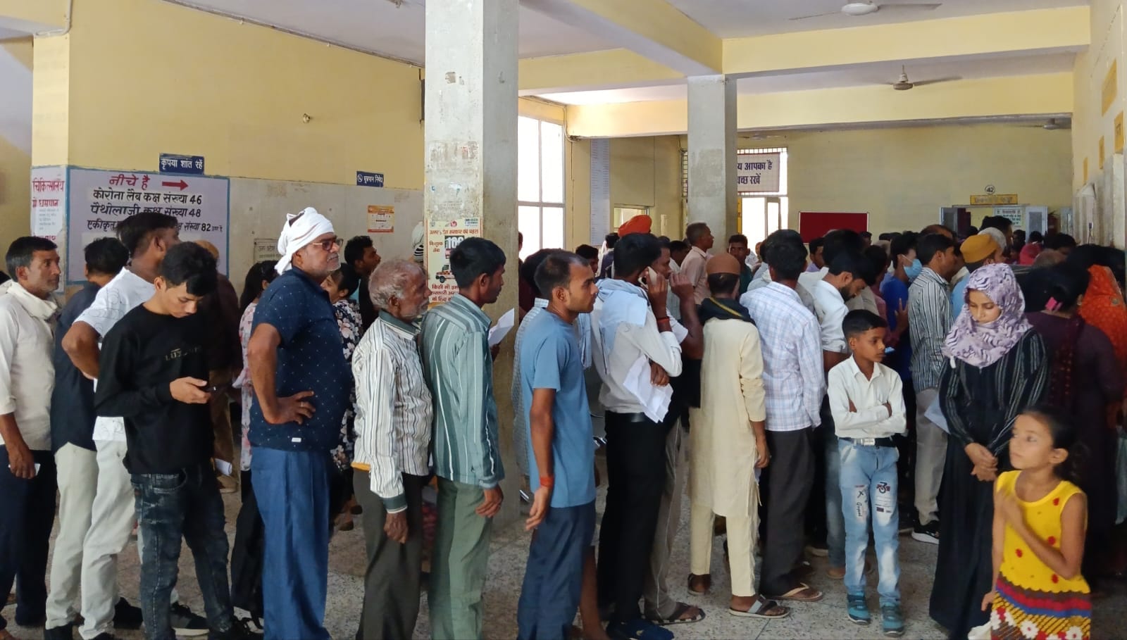 मेडिकल कॉलेज में फिजिशियन कक्ष में मरीजो को देखते चिकित्सक । संवाद मेडिकल कॉलेज में फिजिशियन कक्ष में मरीजो को देखते चिकित्सक । संवाद