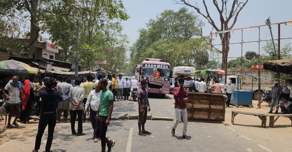 अक्रोशित ग्रामीणों ने लखीमपुर मैगलगंज मार्ग पर लगाया जाम। संवाद अक्रोशित ग्रामीणों ने लखीमपुर मैगलगंज मार्ग पर लगाया जाम। संवाद