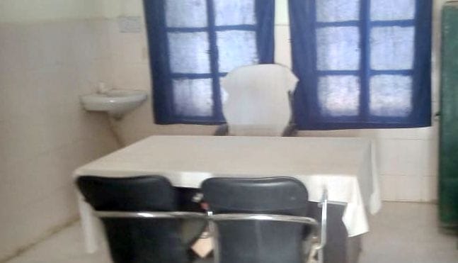 शहजातपुर प्राथमिक स्वास्थ्य केंद्र में खराब वाटर कूलर को दिखाता तीमारदार।      संवाद