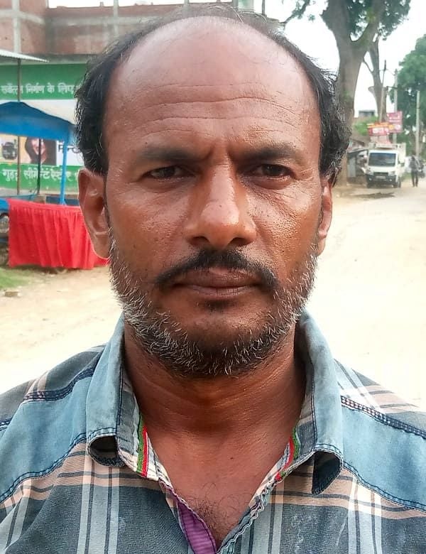 शहजातपुर प्राथमिक स्वास्थ्य केंद्र में खराब वाटर कूलर को दिखाता तीमारदार।      संवाद