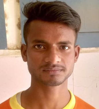 शहजातपुर प्राथमिक स्वास्थ्य केंद्र में खराब वाटर कूलर को दिखाता तीमारदार।      संवाद