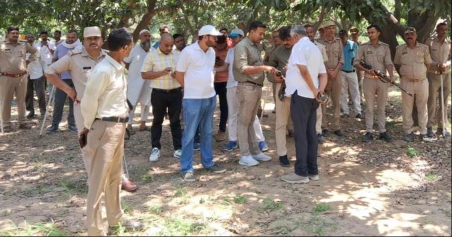 धामपुर के ग्राम उमरपुर बांगर में गन्ने के खेत में खड़ा हाथी स्रोत संवाद धामपुर के ग्राम उमरपुर बांगर में गन्ने के खेत में खड़ा हाथी स्रोत संवाद