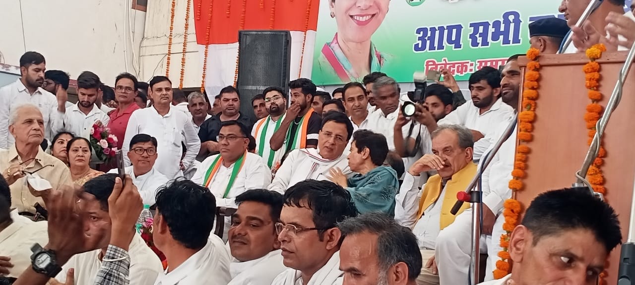 15जेएनडी16: मंच पर उपस्थित कुमारी शैलजा, रणदीप सिंह सुरजेवाला व पूर्व केंद्रीय मंत्री बीरेंद्र 15जेएनडी16: मंच पर उपस्थित कुमारी शैलजा, रणदीप सिंह सुरजेवाला व पूर्व केंद्रीय मंत्री बीरेंद्र