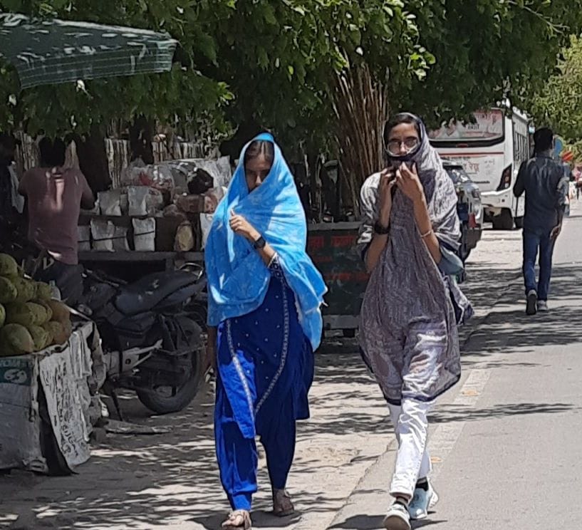 15जेएनडी18 : गर्मी से बचने के लिए सिर पर कपड़ा ढककर पेड़ों की छांव में चलती छात्राएं। संवाद 15जेएनडी18 : गर्मी से बचने के लिए सिर पर कपड़ा ढककर पेड़ों की छांव में चलती छात्राएं। संवाद