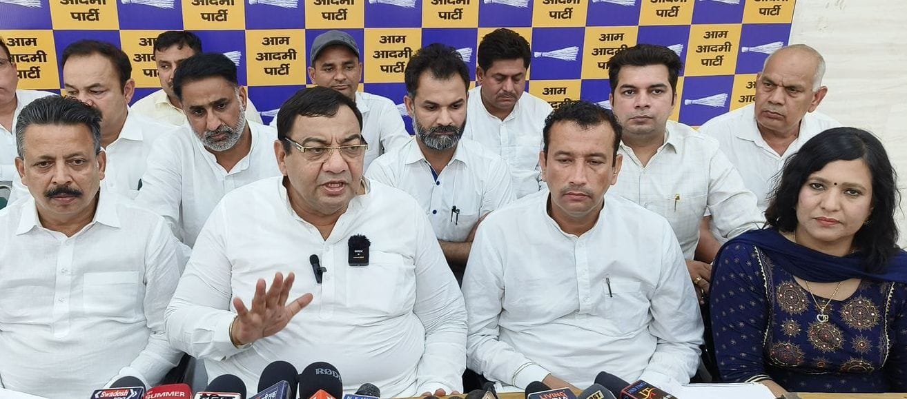 15जेएनडी22 : पत्रकारों से बातचीत करते डॉ. सुशील गुप्ता। संवाद 15जेएनडी22 : पत्रकारों से बातचीत करते डॉ. सुशील गुप्ता। संवाद