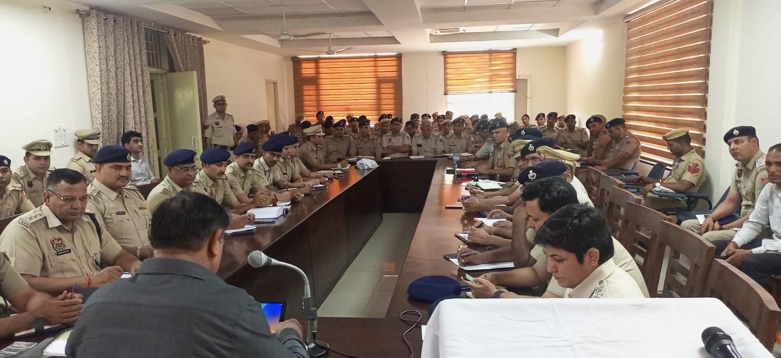 15जेएनडी33: एसपी सुमित कुमार पुलिस अधिकारियों की बैठक लेते हुए। स्रोत पुलिस प्रशासन 15जेएनडी33: एसपी सुमित कुमार पुलिस अधिकारियों की बैठक लेते हुए। स्रोत पुलिस प्रशासन
